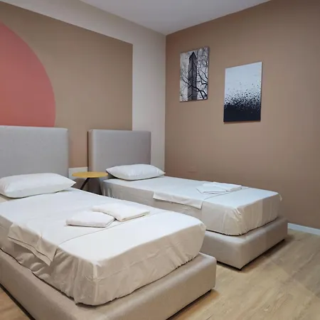 Center Cozy Nest ゲストハウス 3*